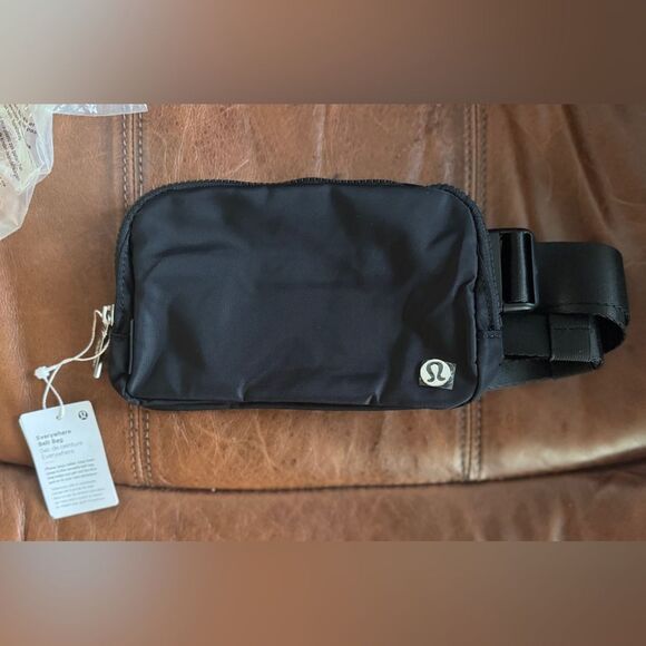 Lululemon Everywhere Belt Bag *Crinkle Nylon 1L Black - Picture 4 of 10